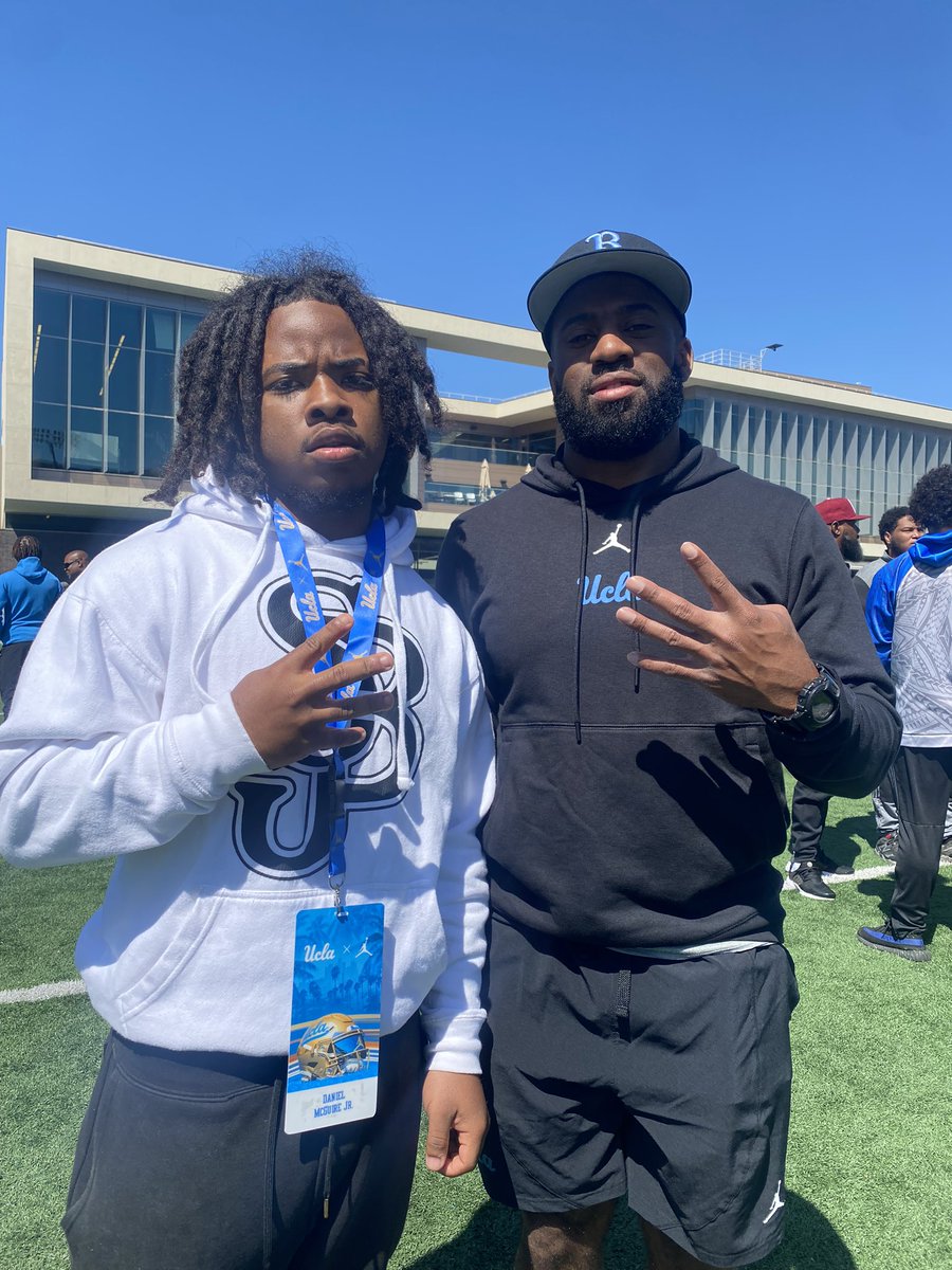 Teamduse2's tweet image. I had a good time at @UCLAFootball practice and a great conversation with Coach @Coach_MarcusT 💯💪🏾 @GregBiggins @BrandonHuffman @TEAMHUSTLEFTBL @TheUCReport @Rivals @247Sports @boscofootball @coachstevenlo @johnwdavis