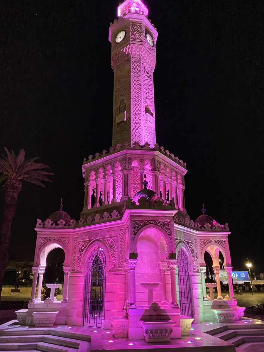 İzmir Saat Kulesi, bu gece pembe rengi ile aydınlatmıştı meydanı! #İzmir