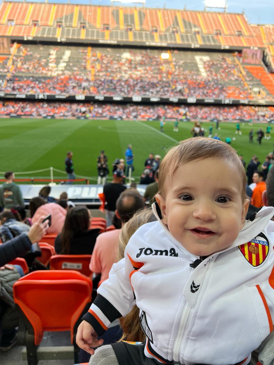 Mi pequeña murcielaguito vivió su primer partido en Mestalla . 
@irrepetibles_es
  volvió a hacernos soñar. #deparesafills #sempreamunt #somfamilia #ValenciaCF  #triplete. @Tocuepe  @fut