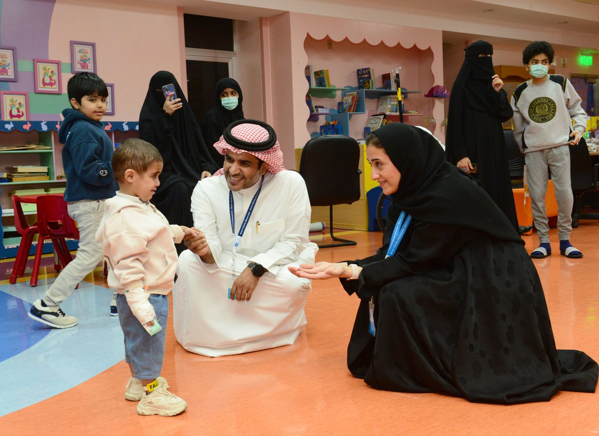 KFSHRC's tweet photo. جانب من زيارة منسوبي شركة بوبا العربية للتأمين التعاوني للأطفال المنومين وتقديم هدايا العيد لهم https://t.co/xWxXJ8vQwb