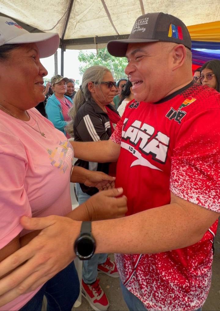 AdolfoP_Oficial's tweet photo. #6Abr Nos fuimos a la comunidad 1ero de Mayo en Quíbor, municipio Jiménez, junto a la alcaldesa @CarmenSilvaPSUV juramentamos las Brigadas Territoriales para la Acción Hugo Chávez que abordarán problemáticas de forma directa. 

Los principales actores serán el mismo pueblo que a través de las BTA y la plataforma establecida, irán a las catacumbas del pueblo, lo que representa la verdadera democracia representativa y protagónica como lo orienta nuestro presidente @nicolasmaduro.