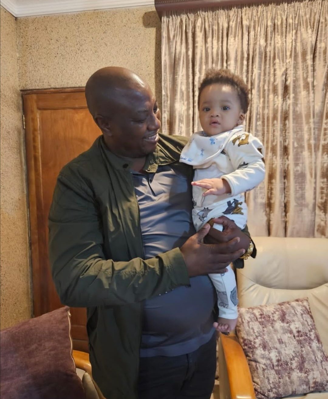 Musa Khawula على X: "Hoe dad Musa Mseleku with his grandson Singabakho Mseleku. Musa Mseleku's hypocrisy has him showing love and affection to all of his son Sbindi Mseleku's children meanwhile he
