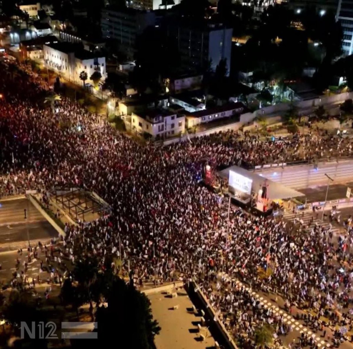 Videodaki görüntüler sayın Erdoğan’ın yönetimindeki Türkiye’den, fotoğraftaki protesto görüntüleri ise Netanyahu yönetimindeki İsrail’den… Ortak yanları her ikisinde de Filistinde yapılan soykırıma isyan eden vicdan sahibi insanlar. Türkiye’de anayasal hakkını kullanan gençler…