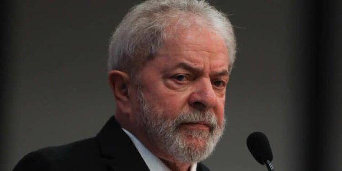 BrasilPost13's tweet photo. URGENTE:
Lula acaba de processar o Bolsonrista Lacombe e pede remoção de vídeo.

Lacombe teria feito várias afirmações sobre Lula, incluindo a sugestão de que ele é uma “besta quadrada”.

Ele ainda argumentou que Lula precisa do dinheiro dos contribuintes para fingir que os está salvando, e que suas políticas estão destinadas ao fracasso ... 👇