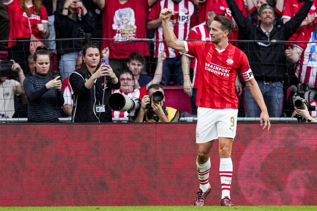 🏆Hollanda Eredivisie'de 29. Hafta maçında PSV Eindhoven evinde AZ Alkmaar'ı 5-1 mağlup ederek liderliğini sürdürdü.

⚽9' Johan Bakayoko
⚽23' Luuk de Jong
⚽53' Luuk de Jong
⚽58' Vangelis Pavlidis
⚽80' Joey Veerman
⚽90' Jesper Uneken