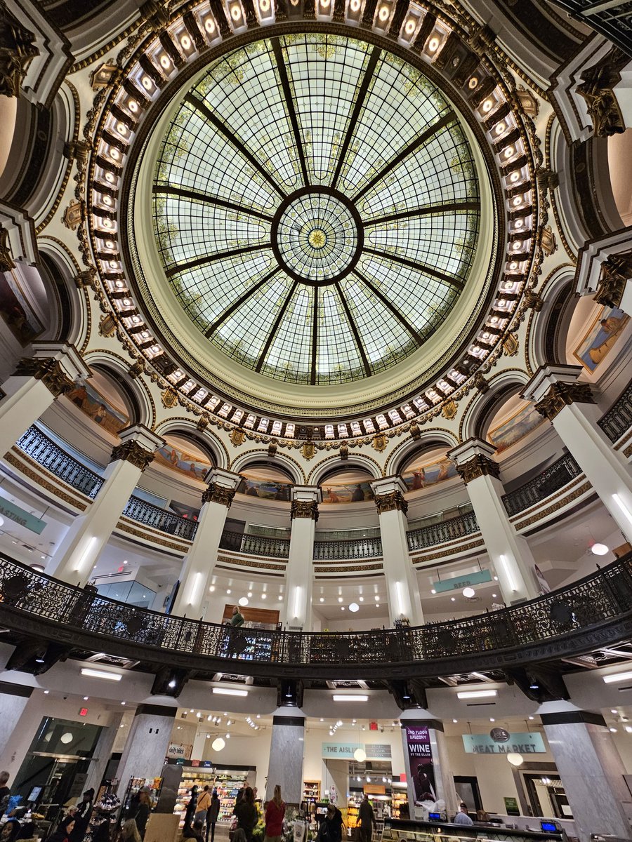 JefRef's tweet image. Heinens GROCERY Store in Cleveland.....1900s bank turned Grocery