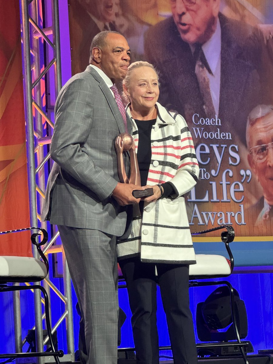 Coach Wooden’s granddaughter presenting Lionel Hollins with the 2024 Coach John Wooden “Keys to Life” award.