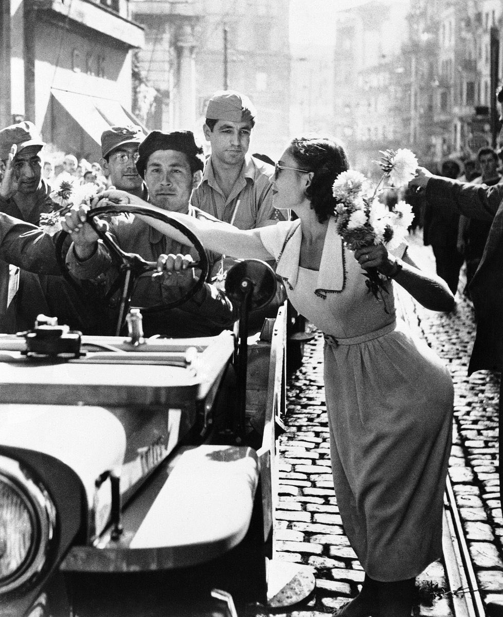 1950'ler, İstiklal Caddesi. Kore Savaşı’ndan dönen Türk askerlerini çiçeklerle karşılamaya gelen bir Türk kadını.