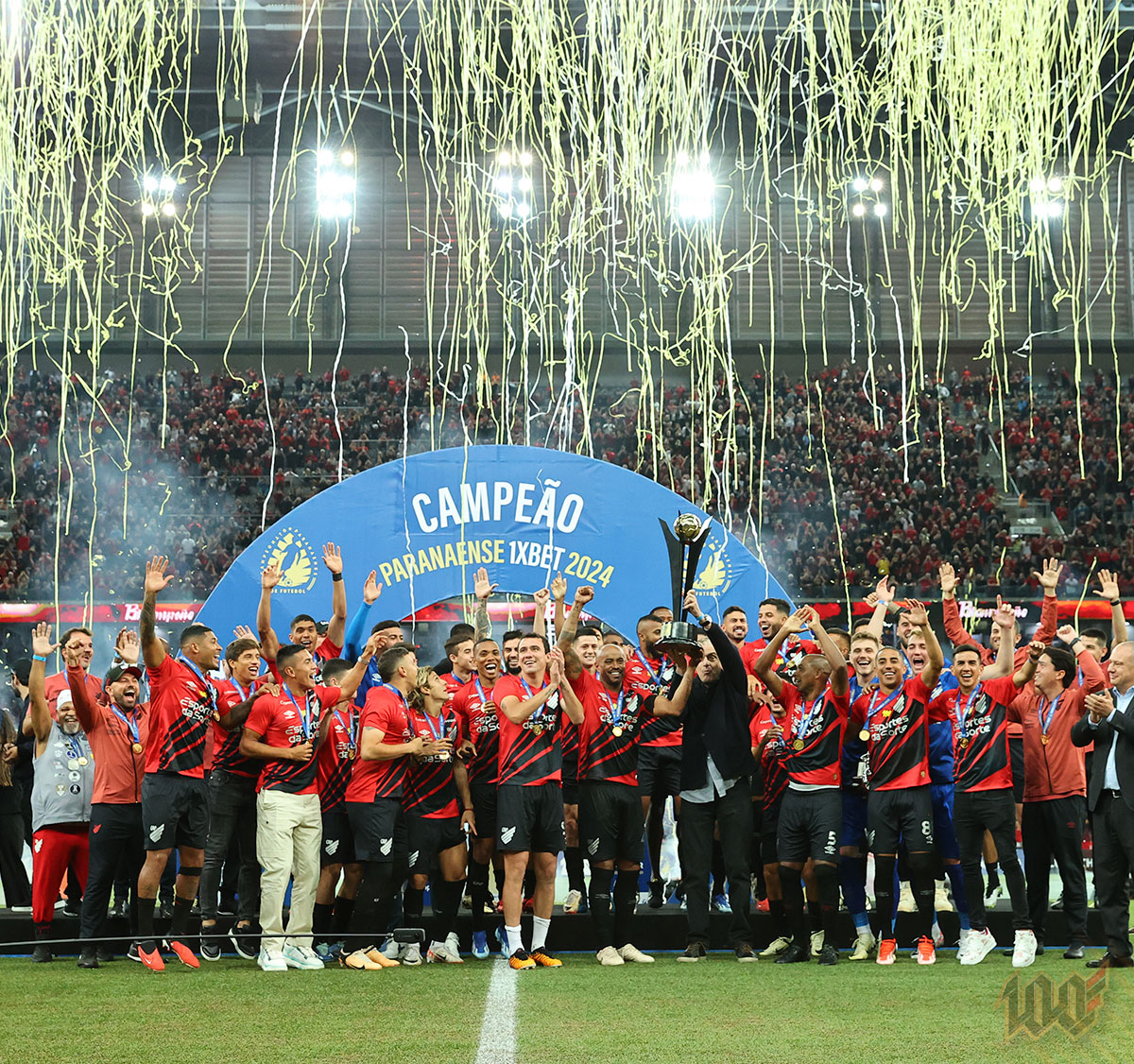 AthleticoPR's tweet photo. 🏆 Presidente Petraglia e Thiago Heleno levantam a taça de campeão paranaense 2024!  

📸 José Tramontin/athletico.com.br 
#Athletico