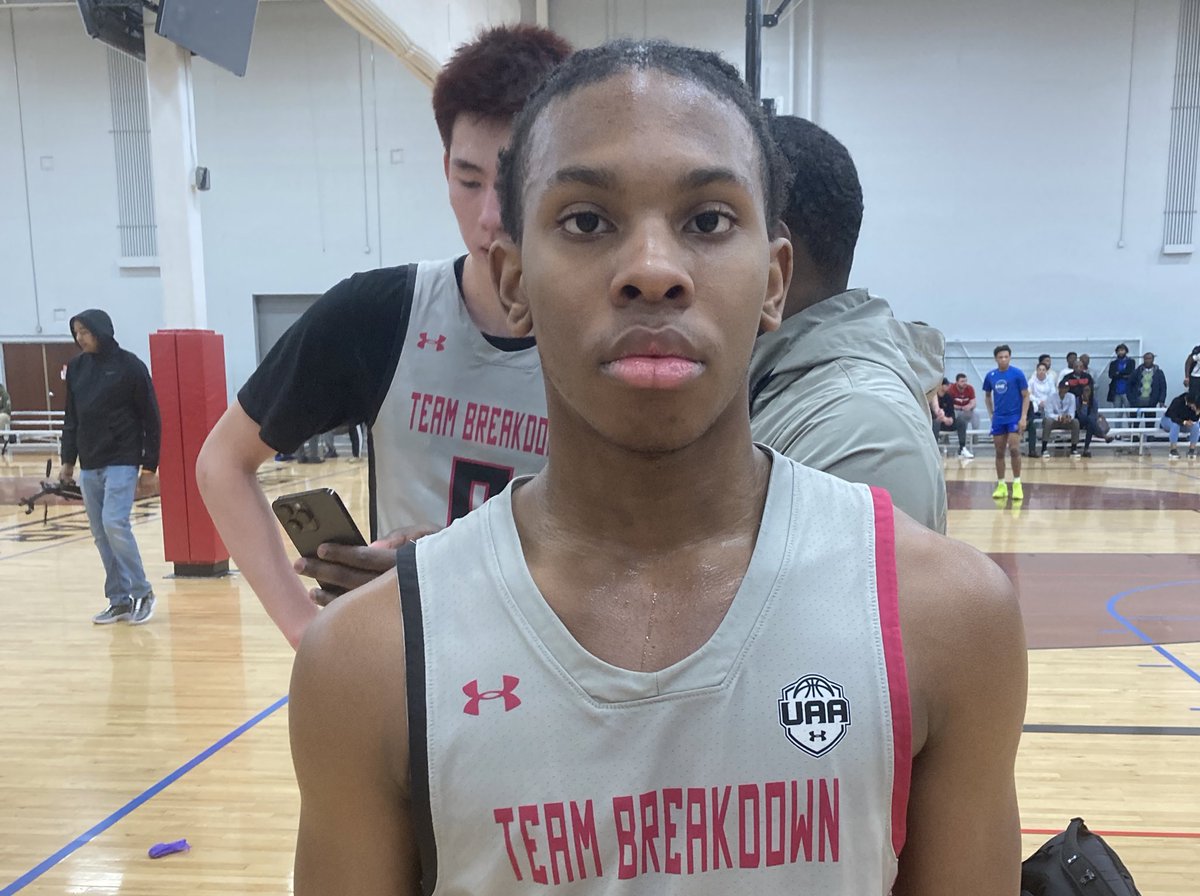 OntheRadarHoops's tweet photo. OTR Carolina Mania
‘27 Jeremiah Stanford of Team Breakdown is trending 📈.
He connected on a pair of 3s and proved he’s ready for the stage.
📌 @TeamBreakdown https://t.co/nUx5sBXUUj