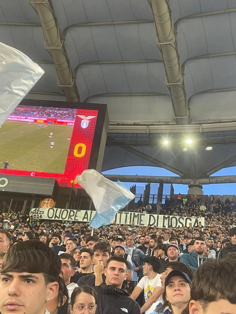 I tifosi della Lazio ricordano le vittime della strage di Mosca. Oggi durante la partita i tifosi della Lazio hanno ricordato le vittime della barbara strage del 22 marzo al Crocus city hall a Mosca. I tifosi hanno esposto uno striscione con scritto 'onore alle vittime di Mosca…