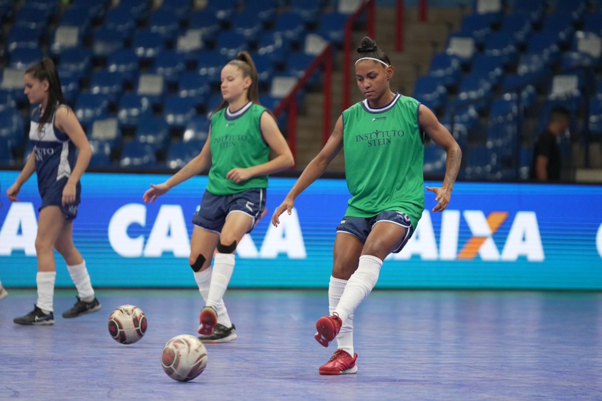 cbfsoficial's tweet image. Supercopa @caixa ⚽️🔥

Aquecimento para @femalefutsal e @steinfutsal 🔥 as 16h a bola rola pela semifinal! 

📺 Acompanhe ao vivo pela CBFS TV! 
📸 @mmmoreira 

#supercopa #caixa #futsalfeminino