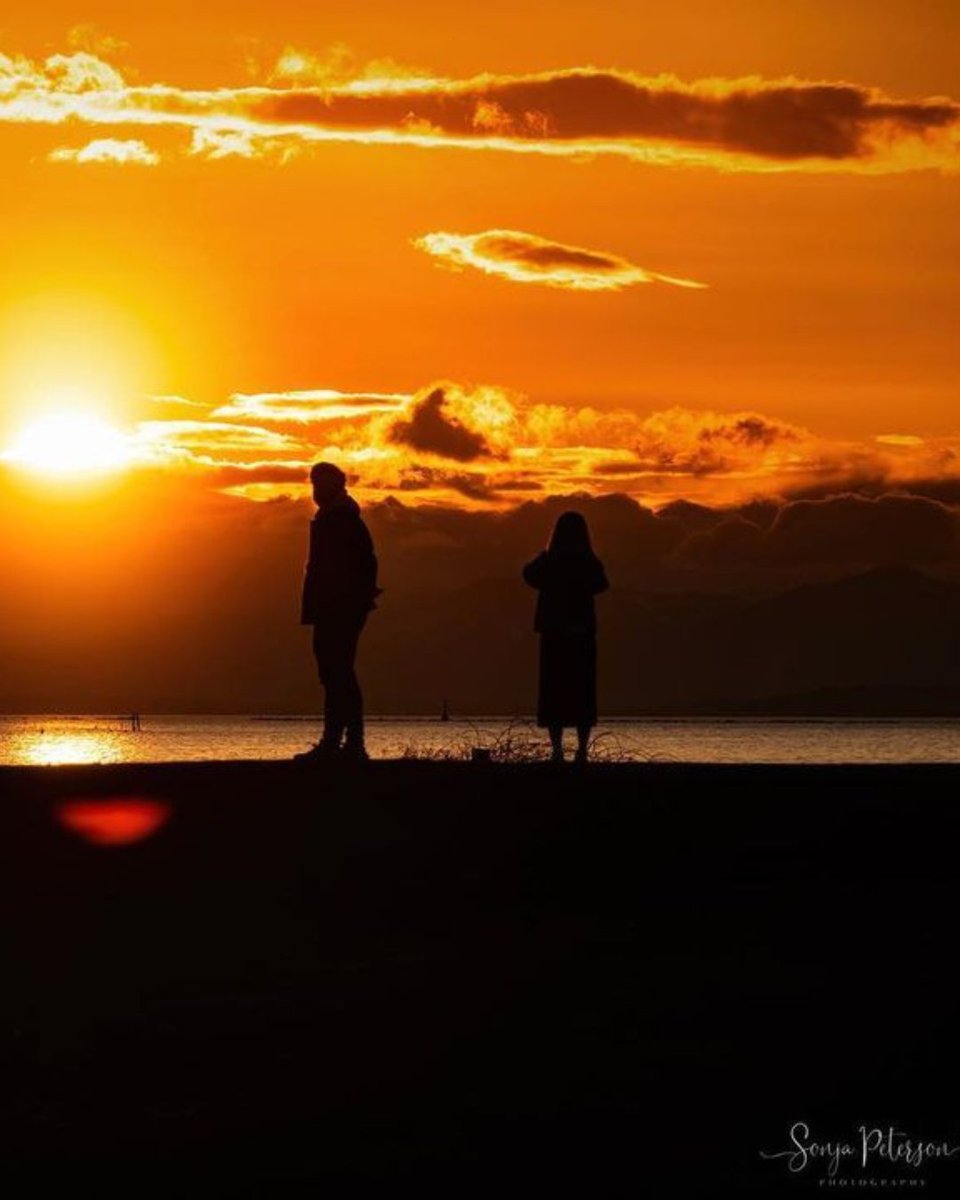 BRB – off to catch the sunset at Garry Point Park! 🌅 Located just a 15-minute ride from our hotel, this gem in #RichmondBC is an absolute must-see. 📷: (ig)sonjapetersonphotography ⎮ #RichmondMoments