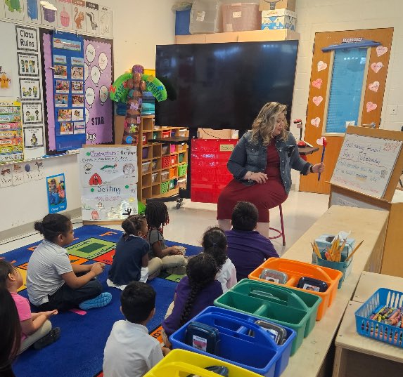 We captured a structured conversation lesson in Ms. G’s class @RodriguezElem Her PK students shared their thinking and learning through “Turn and Talk”. #METproud to learn from you, Ms. G! @AustinISD