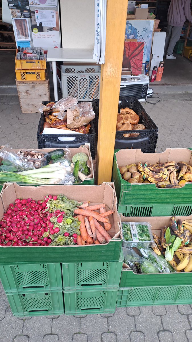 🌤Das Wetter war gut und unser Warteschlange vor dem Öffnen am Freitag hatte einen neuen Rekord. Es waren 33 Leute vor 14 Uhr da. Da wir nur begrenzte Möglichkeiten haben bitten wir um Verständnis unser Regeln📚👗🧸

🆓️🛒#Umsonstladen #kostnix #Gratisladen #Freeshop🆓️🛒