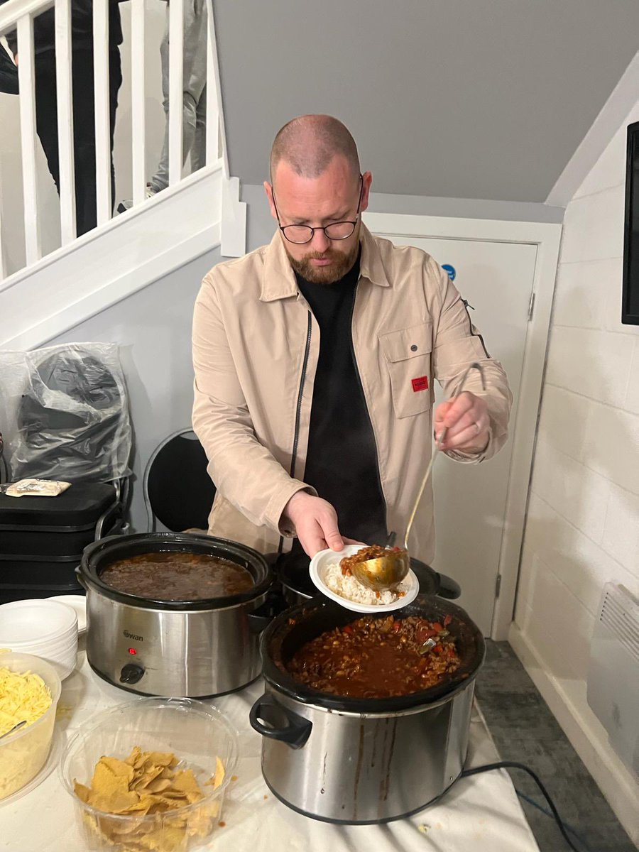 Our Demps getting stuck in tonight serving our lovely racer goers <a href="/davedemps13/">David Dempsey</a>  🤣🇳🇬

#BFCRaceNight