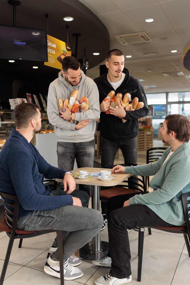 RKZagreb's tweet photo. Na svakom gostovanju, zna se prva postaja ☕🥪

#rkzagreb #freshcorner https://t.co/bnYMzFo3pr