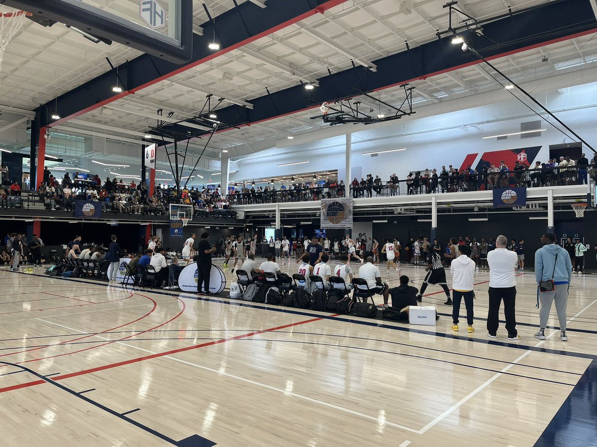 17u KC Run GMC vs Vegas Elite #RLHoops Gym is packed for this UAA vs Nike matchup.