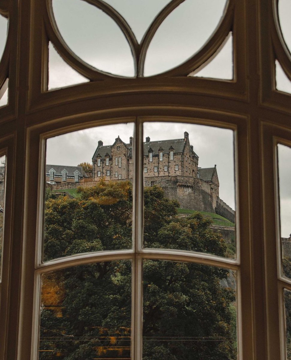 ShiroNoOne's tweet photo. هذي المدينة "Edinburgh" اللي كل اماكنها عبارة عن تحفة فنيّة https://t.co/5KEMbj6R0S