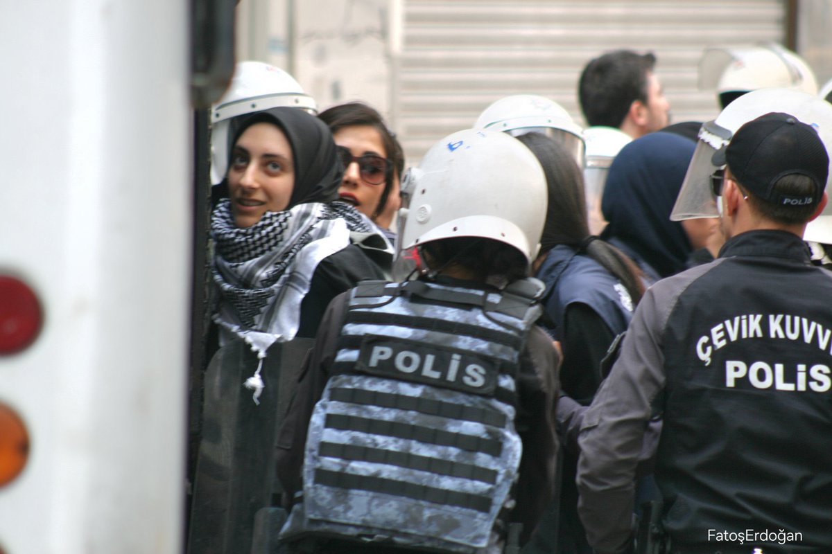 Bu görüntüyü unutmayın Müslümanlar! Pısırıklığımızın, devlet ne yaparsa doğrudurculuğumuzun sonucudur bu tersten kelepçe. Yazıklar olsun bize ki bu fotoğrafı verdirdik! Yazıklar olsun onlara ki polislerini bacılarımızın üzerine vahşiler gibi saldılar!