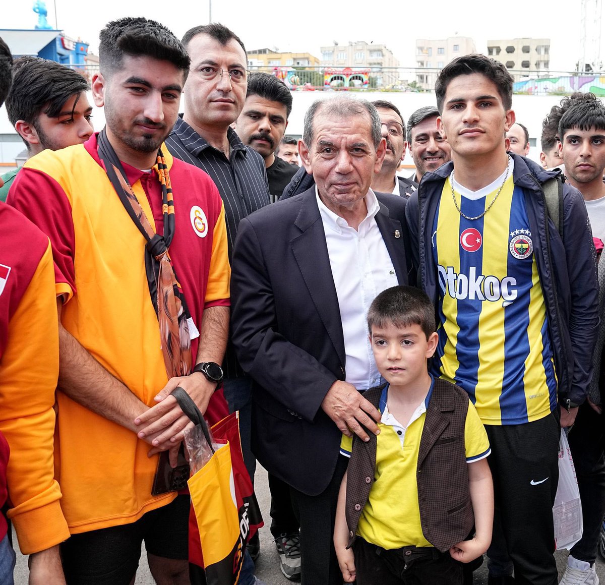 Bir Aziz başkan sözüdür.
 “6S herseyi yapar hiçbirşey olmamış gibi elini uzatır” Sinek 2’li  bu fotoğrafda da hayata da Samimiyetsizsizniz. Yemiyoruz. Duyar kasmak içim 2 gündür Urfa halkını depremzedeleri öne sürüyorsunuz. Ha bu arada 
Ali başkanı size yedirmeyiz. 
#Fenerbahçe