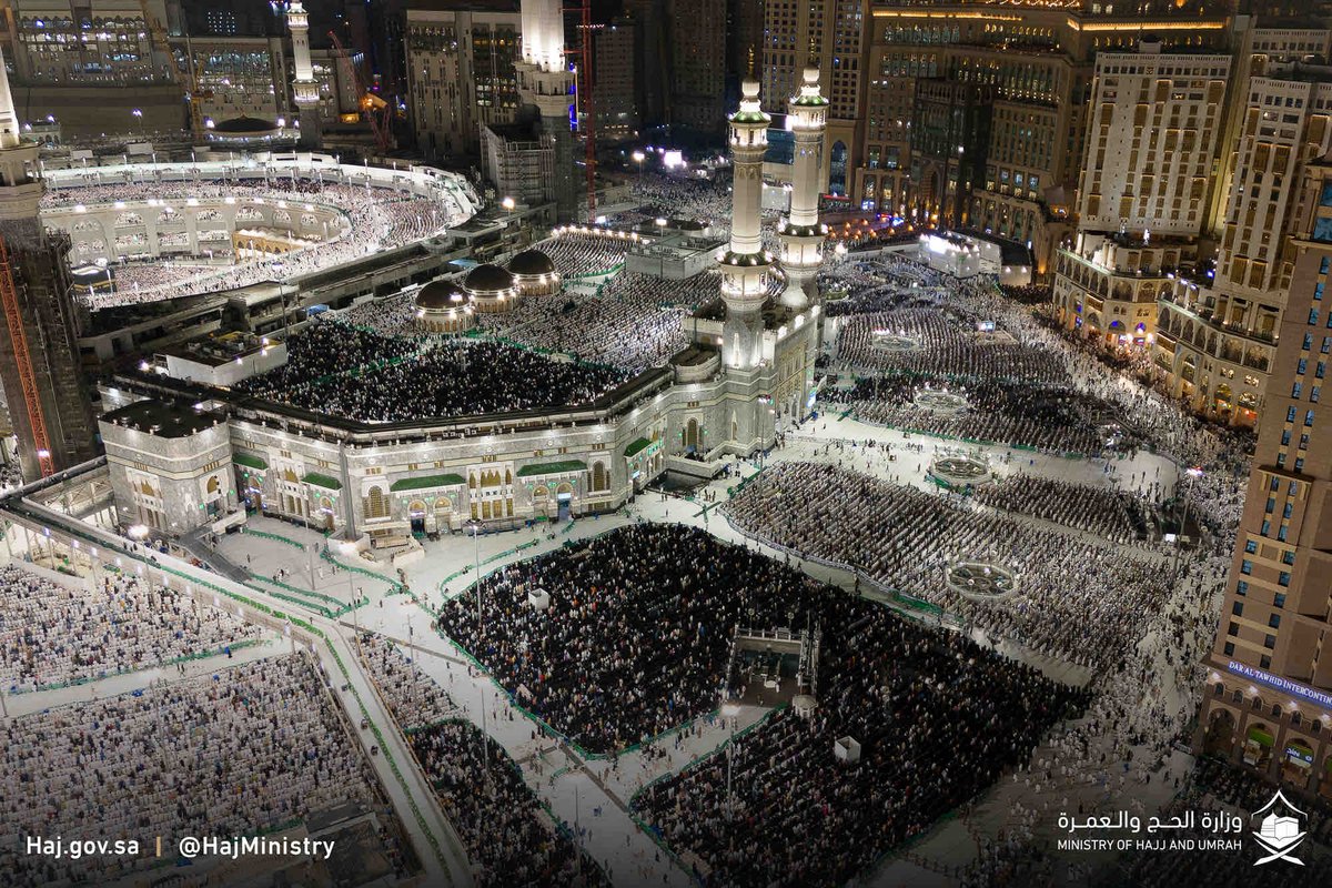 alsaudialyaum's tweet photo. آلاف مؤلَفة ومتآلفة  في خواتيم شهر #رمضان المبارك، جموع مهيبة، تؤدي الصلاة في #المسجد_الحرام.
#السعودية https://t.co/hXBKzyZ9yS