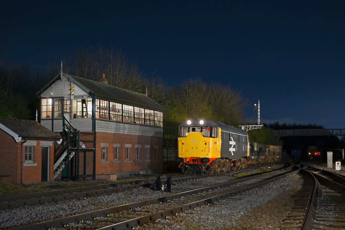 Recreating scenes of an engineering possession from days gone by, 31210 poses alongside Ruddington Signal Box with a short rake of ZFV 'Dogfish' wagons last Saturday, during a private event organised by Midland Diesel Photo Charters. Together we raised £1200 for @GCRNottingham 🙏🏼