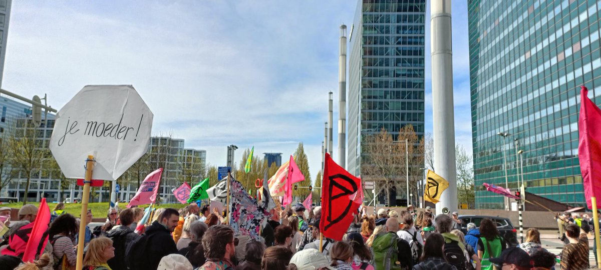 1.500 deelnemers, 437 arrestaties. Gelukkig is iedereen weer op vrije voeten. Wij zijn niet te stoppen, fossiele subsidies wel. Tot de volgende keer op de A12! #StopFossieleSubsidies #klimaatrechtvaardigheid