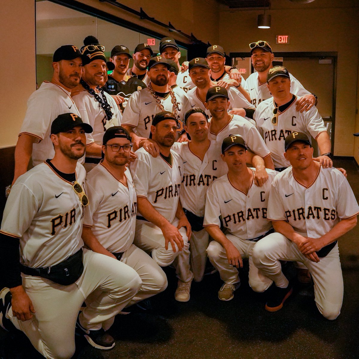 penguins's tweet photo. A bunch of Traveling Crosbys... and the one and only Sidney Crosby 😃 https://t.co/GZPWRq7JIA
