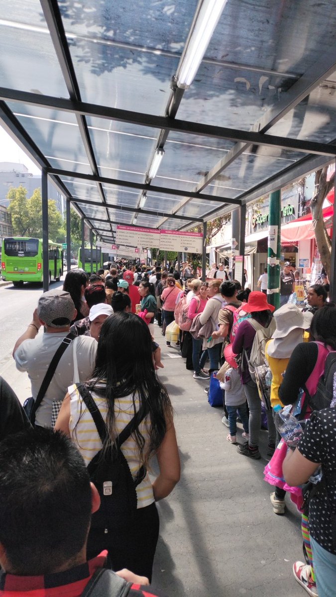 Sigan votando por Morena mis pendejos, hoy sábado 6 de marzo este es el desastre que tienen a la altura del Metro Isabel La Católica por fallas en la Línea 2 @MetroCDMX #MorenaDestruyendoAMexico