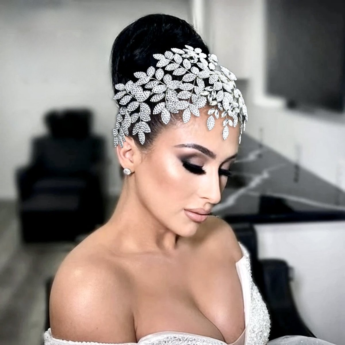 A beautiful #headdress for the #Bride who is not afraid to make a statement. 
Available here: adorabysimona.com/products/domin…
.
.
.
#2024weddingtrends #wedding #bridal #bridalhairjewelry #weddinghairaccessories #bridalhairaccessories #custombridaljewelry #adorabysimona