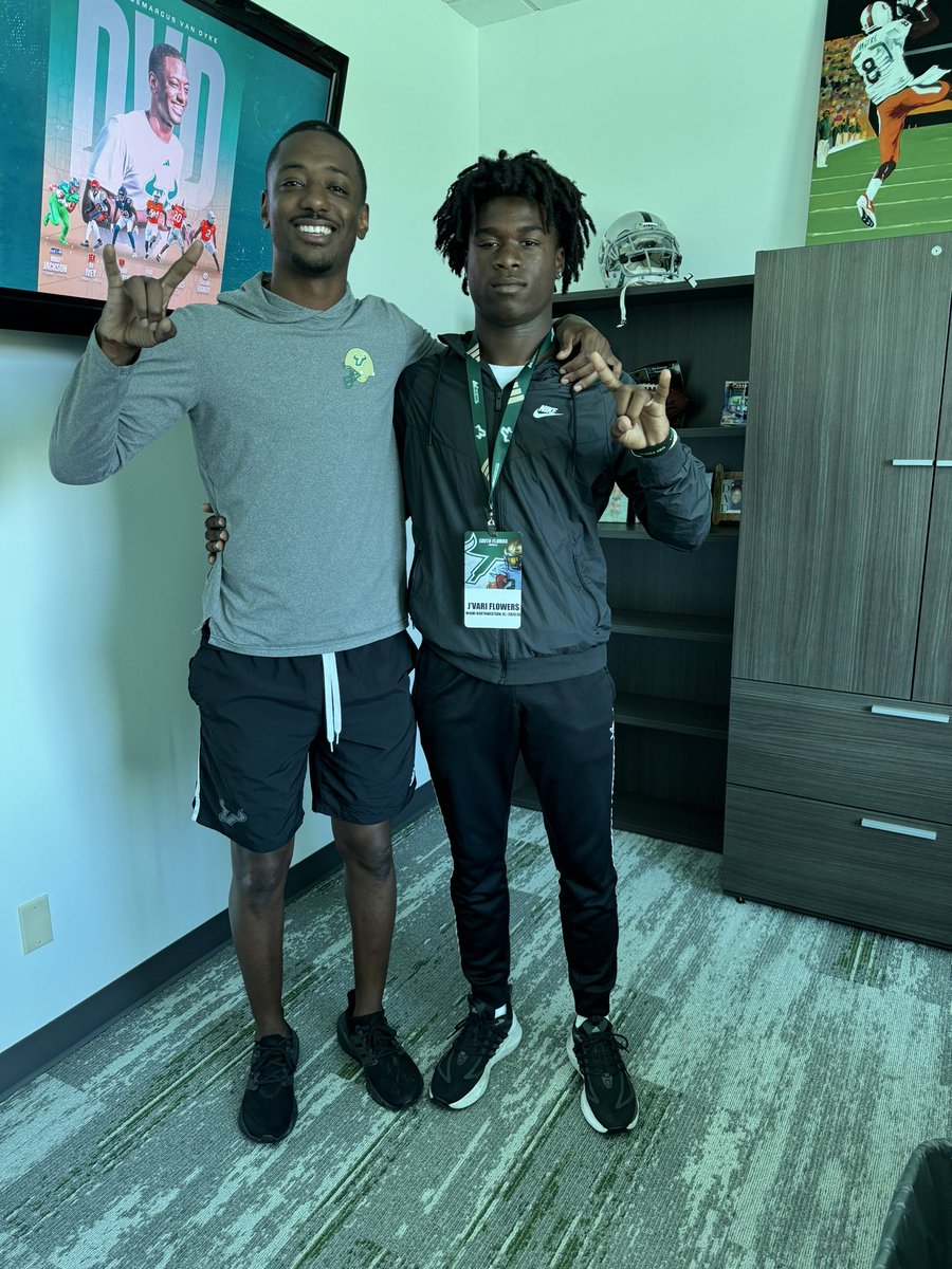 I had a great time today at the University of South Florida with @Coach_DVD and the rest of the staff and also watching the team scrimmage🤘🏾🟢⚪️ #ComeToTheBay