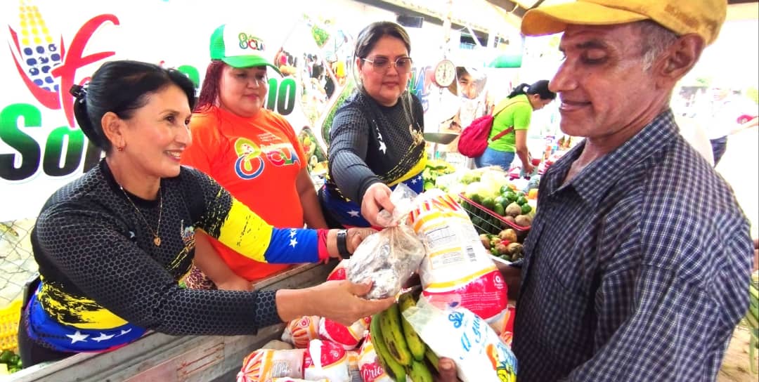 #Monagas |La Misión Alimentación se desplegó llevando las Ferias del Campo Soberano a la Base de Misiones Socialistas 'Colinas del Sur'pqa Las Cocuizas de Maturín, beneficiando a las familias de 3 sectores con la distribución de combos de alimentos Clap, proteínas, hortalizas.