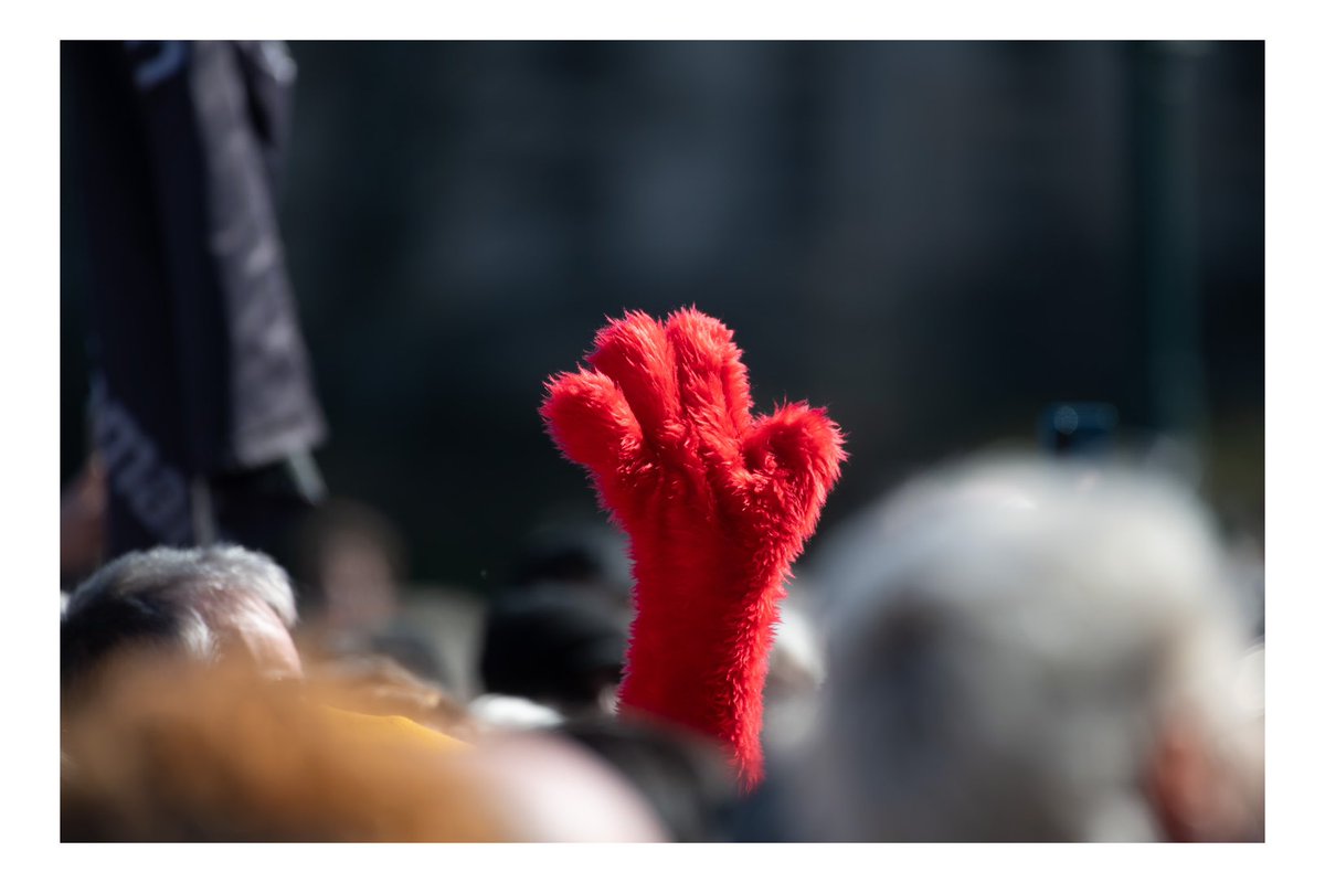 Women have a right to gather peacefully in a public place to talk to each other about the challenges they face. They should not have to do so surrounded by a hostile mob of men facilitated by Police Scotland. No other situation would be policed this way. 🧵 #LetWomenSpeak