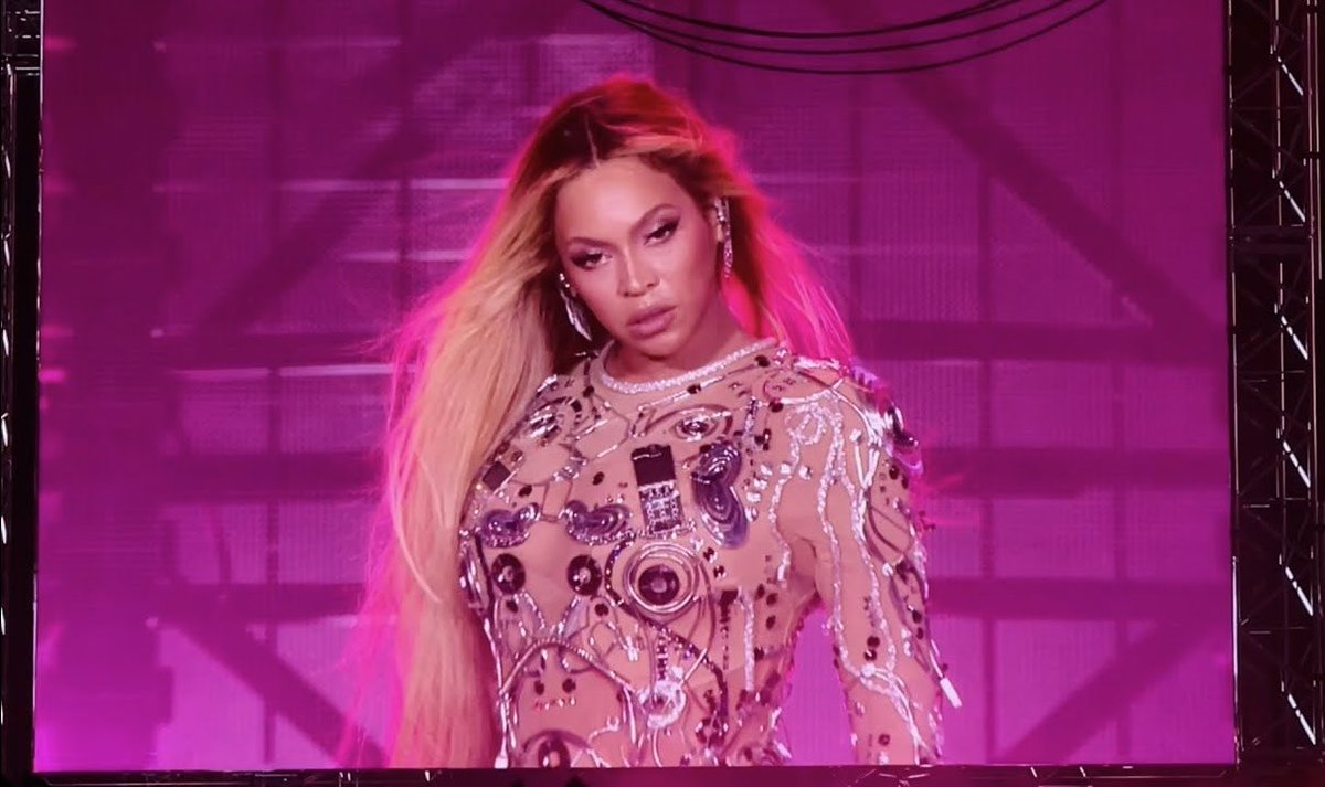 beyoncegarden's tweet photo. what song is beyoncé performing here? (wrong answers only😭) https://t.co/onXetO3cZ0