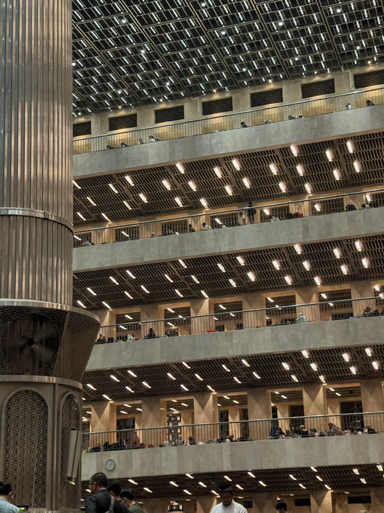 cookarachaart's tweet photo. Mengabarkan langsung dari Istiqlal CAT 3 festival, Tribune sold out sampe lt 5. Sempet gak kondusif di gate masuk tapi aman terkendali. Gak nyangka ada surprise performance aa Gym (ceramah)😍 Moga bisa dateng lagi tahun depan https://t.co/ztS4nH8OEA