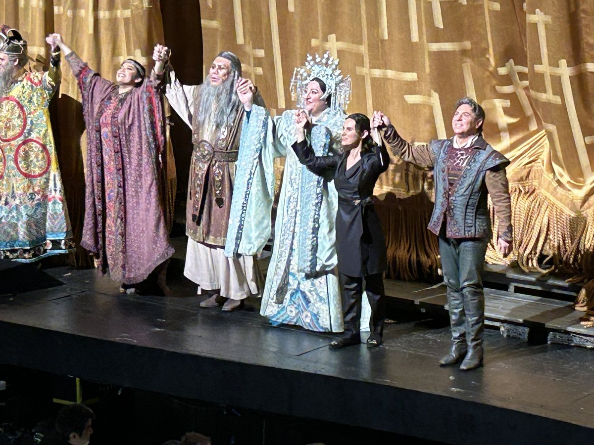 Just a taste of the curtain call: #turandot @MetOpera @roberto_alagna