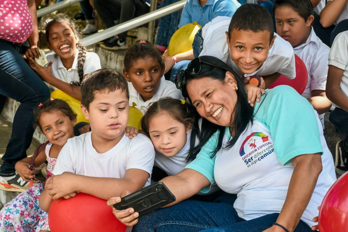 ¡Trabajo indetenible! Con entusiasmo nos desplegamos en el I. E. E. Villa de Cura, Aragua, mcpo. Ezequiel Zamora, para realizar la entrega de un transporte escolar, uniformes, calzado, morrales y útiles a nuestros/as estudiantes. #RadiotomCanta @NicolasMaduro @_LaAvanzadora