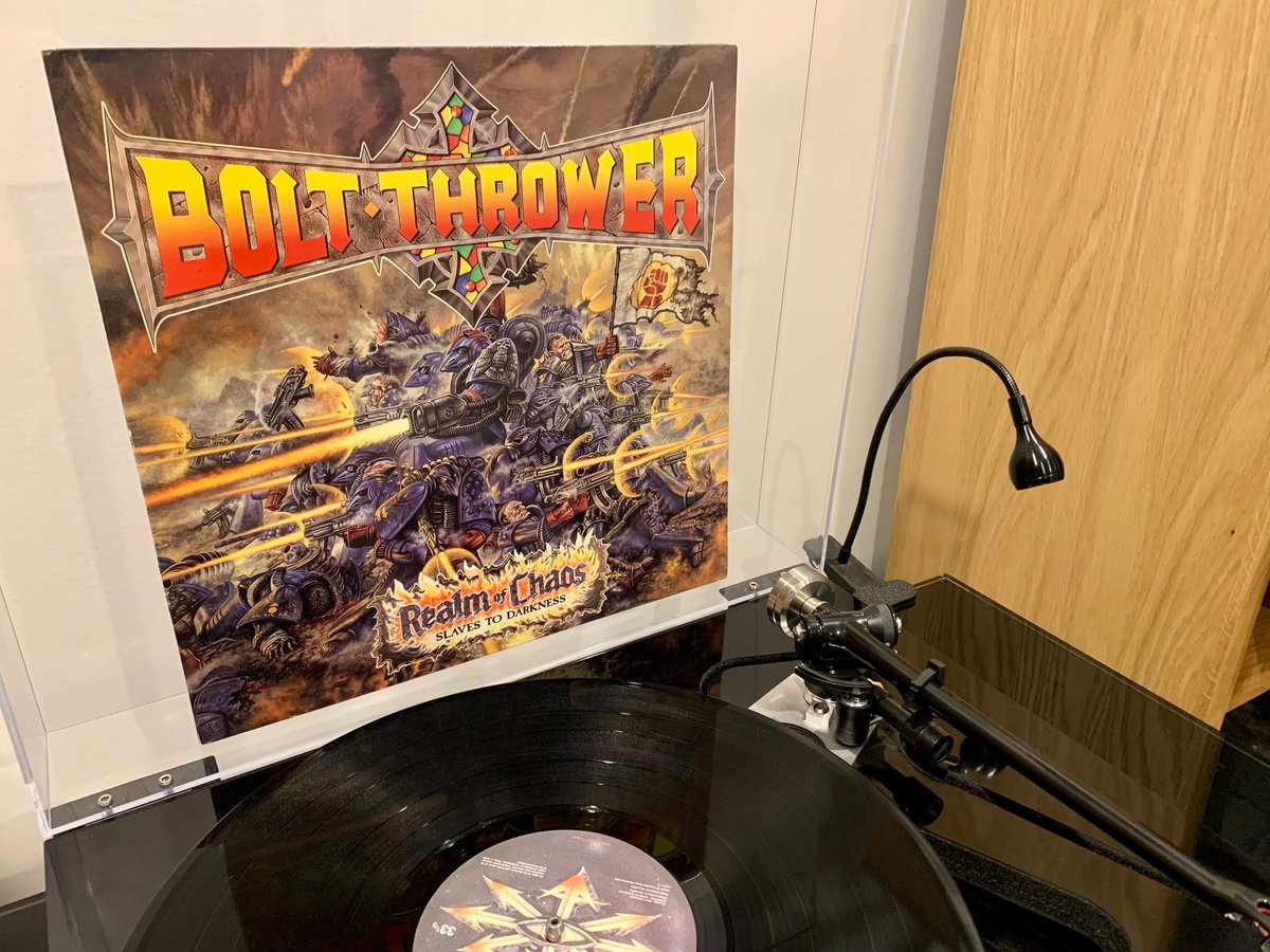 Bolt Thrower - Realm of Chaos (Slaves to Darkness) (1989) Staruszek odgrzewany w niedziele rano. Nic tak nie pobudza jak riffowanie wojennego Bolt Thrower na sam początek dnia. Z pozdrowieniem dla #metalowyjazgot