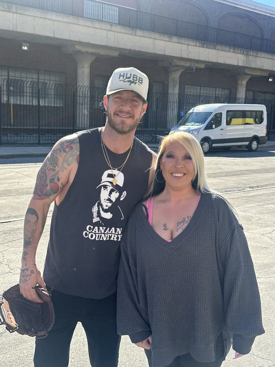 jmantonik's tweet photo. @tylerhubbard thank you for taking the time to snap a quick photo with my wife and daughter.  Looking foreword to the show tonight https://t.co/UxMFmjqjLM