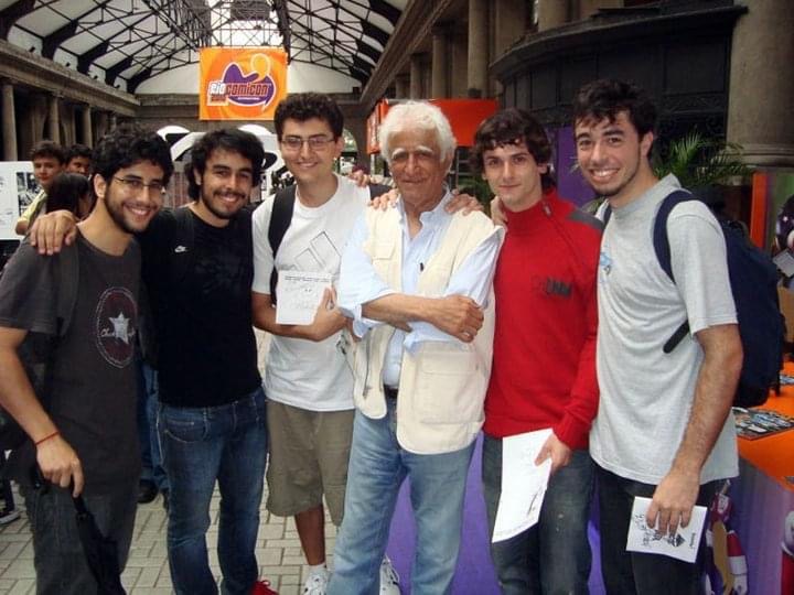 Durante a Rio Comicon (2010) conheci o Ziraldo. O que era pra ser um pedido de autógrafo se tornou minutos de papo e gargalhadas. O cara transbordava carisma. E, além de tudo, essa foi a primeira foto da equipe que se tornaria o Nerdice. Sem querer, o Ziraldo foi nosso padrinho.
