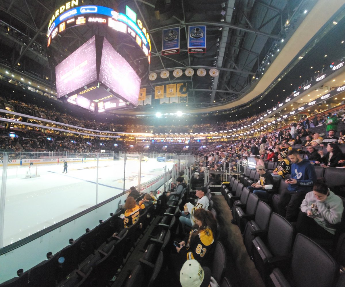 AlecUnlimited's tweet image. SO CLOSE I CAN SEE THE GATORADE BOTTLES!!

#GETBENT #NHLBruins