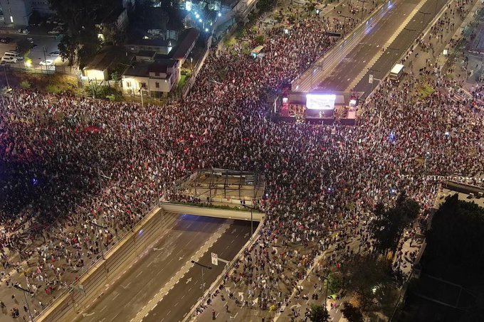 Bugün #İsrail Tel Aviv’de 100 bin kişi Netanyahu’yu istifaya çağırdı. Türkiye’de Netanyahu’yu protestoya 100 kişi yürüyemiyor !