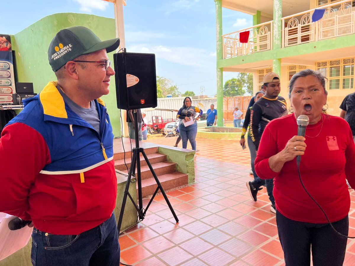 #Zulia|| @GDJoseFMedinaE1 participó en el inició de la conformación de Brigadas Territoriales Hugo Chávez junto a los CLAP, voceros de los Consejos Comunales y Poder Popular de la pqa.Francisco Eugenio Bustamante en Maracaibo #RadiotomCanta