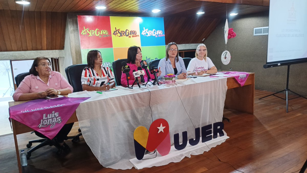 PsuvIribarrenVe's tweet photo. 🔴 La Comisión Permanente de la Asamblea Nacional de Desarrollo Social Integral instala desde la Sala de Sesiones de la @Iribarren_Alc los equipos Promotores del Estado Lara , para la Consulta Pública de la Ley Orgánica para la Igualdad de las Mujeres. https://t.co/tv1qgXHD6V