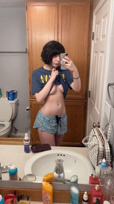 She plays Rocket League but she&rsquo;s built like this, you still hitting? https://t.co/Dg2vn73JBM