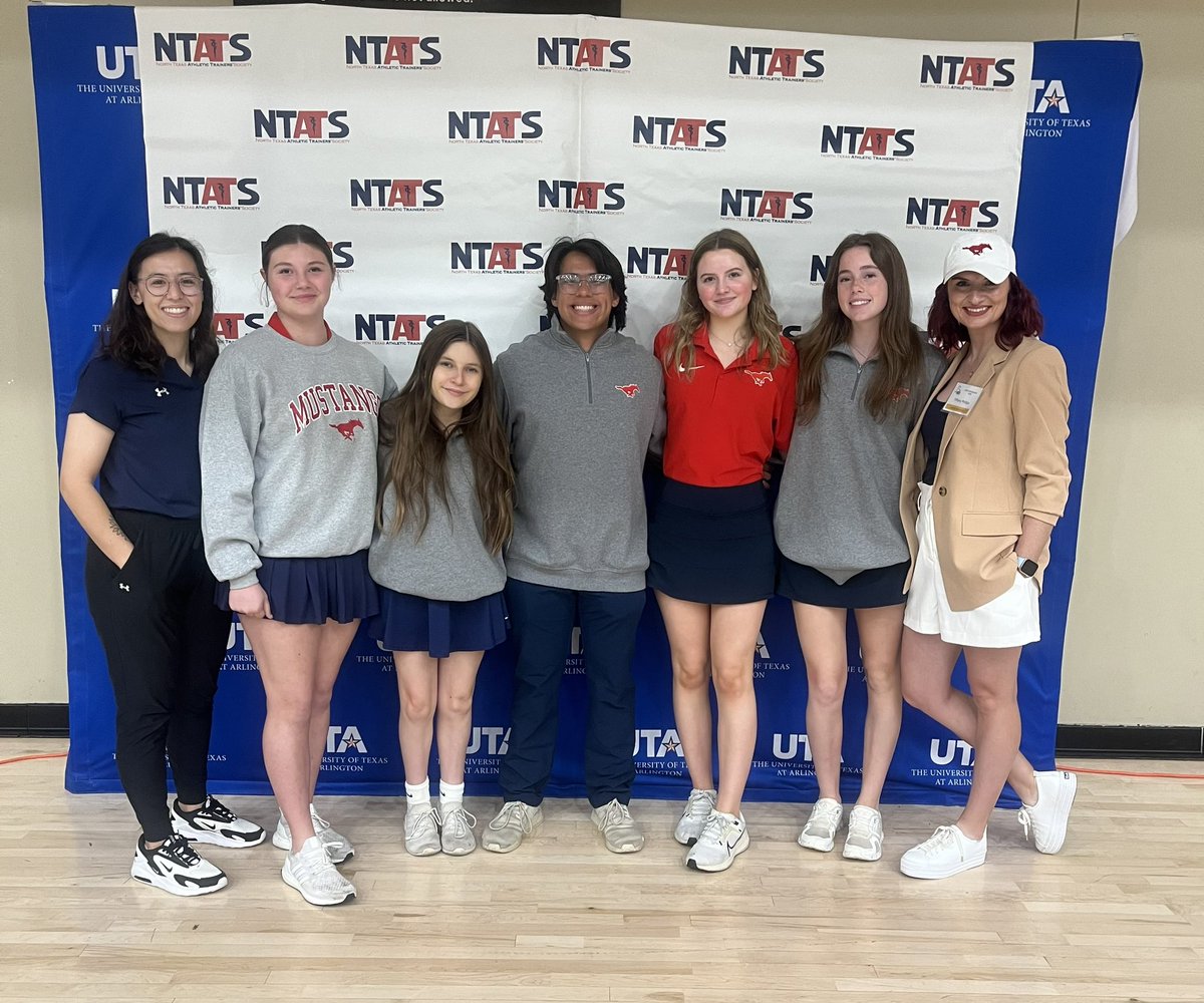 GrapevineAT's tweet image. So much fun at @NTATS today learning about the knee! What a great experience for our student athletic trainers to have a learning day and get to visit with colleges