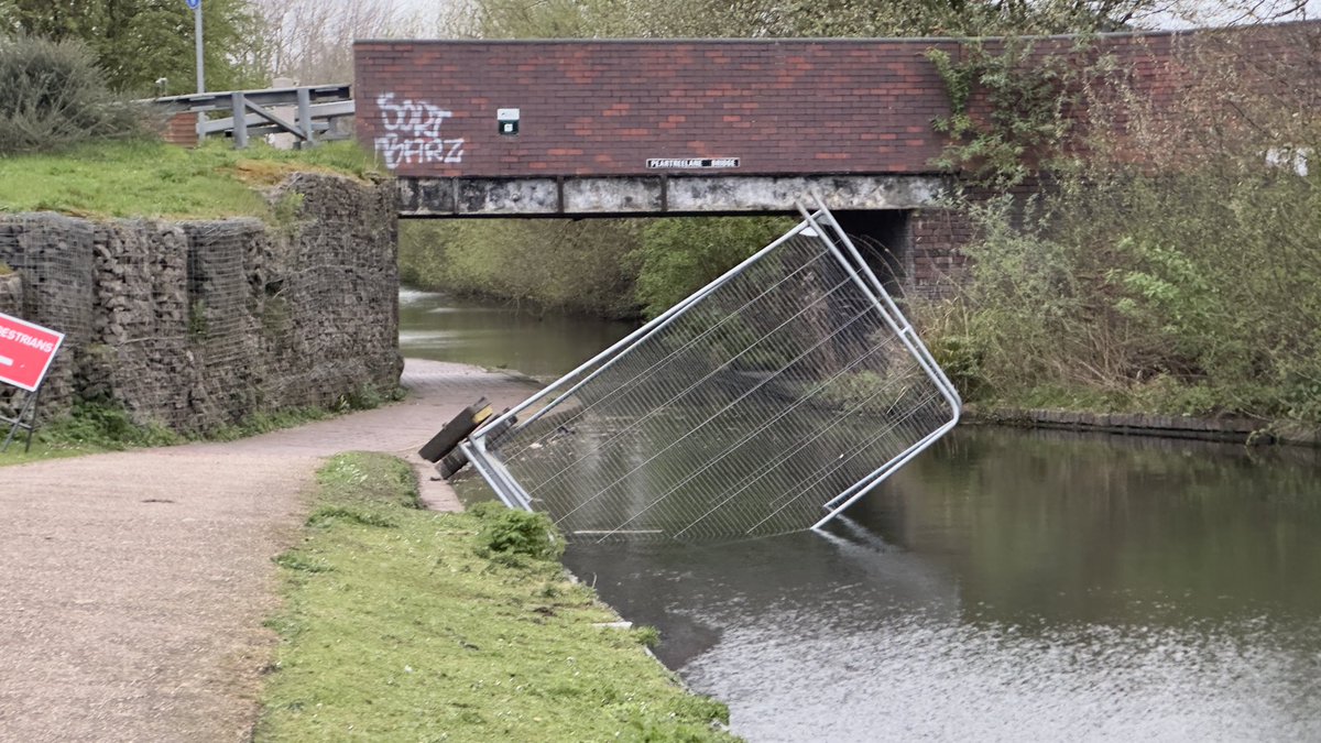 ⁦@CanalRiverTrust⁩ ⁦@CRTWestMidlands⁩ Peartreelane Bridge on the #DudleyNo2Canal has bit of an obstruction at present. #BCN #BCNS ⁦@BCNSociety⁩ @mattbrown345