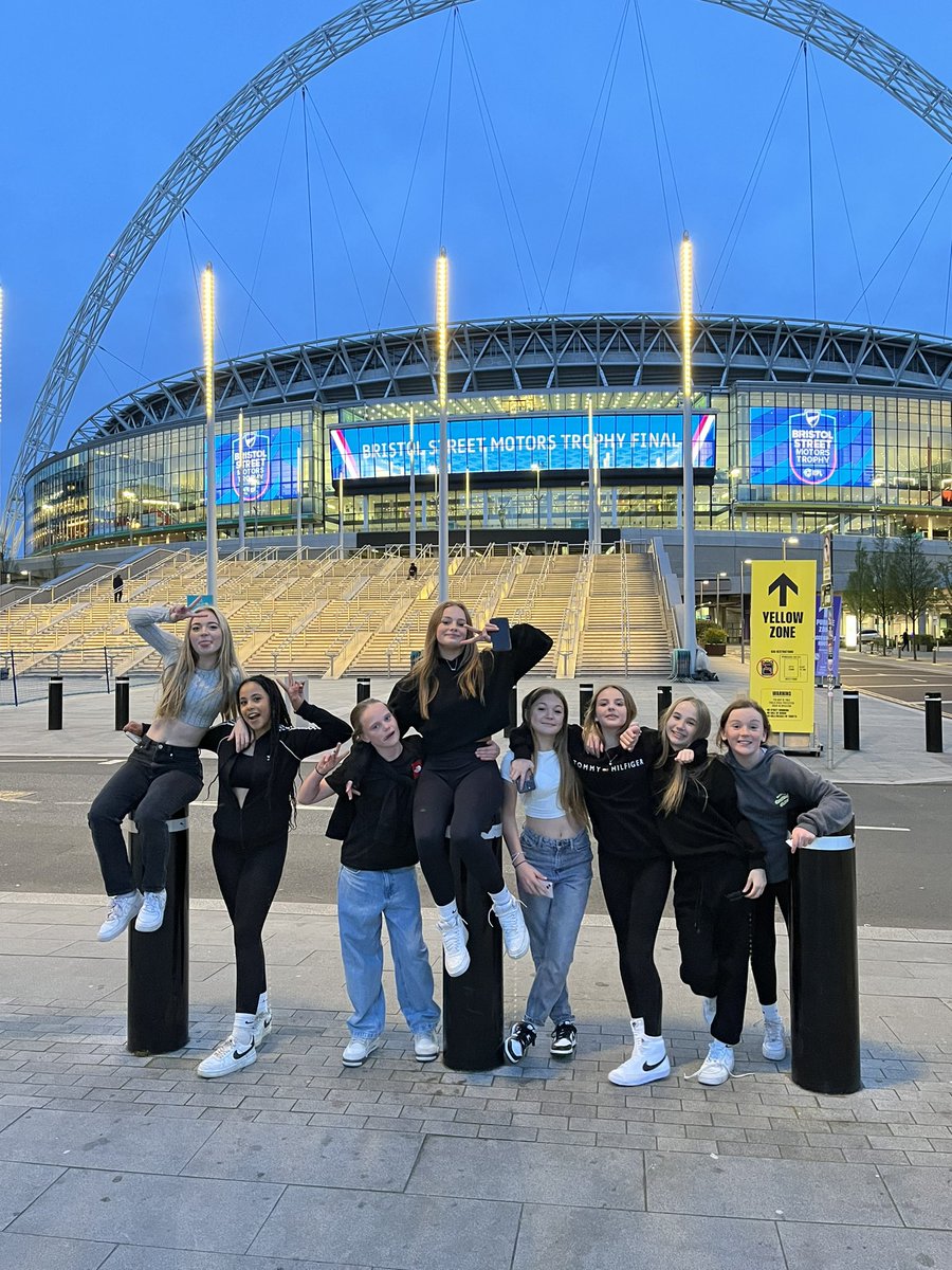 Pre match meal demolished and Wembley quiz complete with team Lozzers ham (Holly, Sophia, Pixie, Miss Gabell) taking the win. Evening curfew approaching, long day ahead tomorrow 🏟️🙌🏻🍗🍟📊