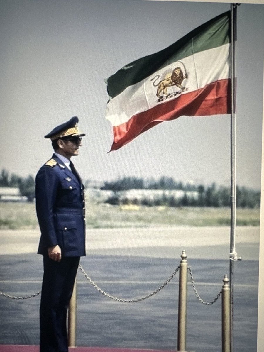 این پرچم ملی ایران است که من از کودکی می‌شناسم و همیشه به آن ادای احترام کرده‌ام: پرچم سه رنگ شیروخورشیدنشان ایران که همه ایرانیان را با وجود تفاوت‌های‌شان نمایندگی می‌کند. به حاشیه‌سازان اجازه ندهید که این نماد اتحاد ملی ما را به عامل اختلاف تبدیل کنند. #یک_ملت_یک_پرچم